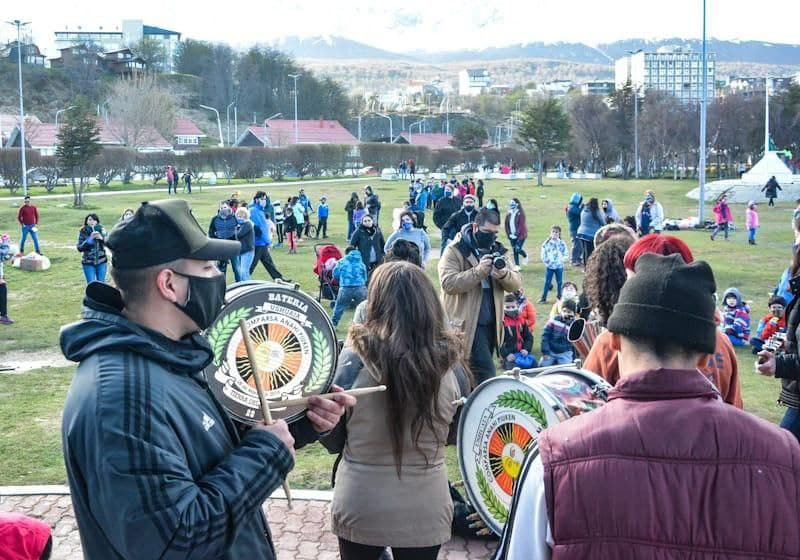 LA MUNICIPALIDAD DE USHUAIA REALIZÓ UNA JORNADA RECREATIVA EN EL PASEO DE LAS ROSAS POR EL DÍA DE LA PRIMAVERA