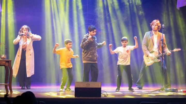 LA MUNICIPALIDAD DE USHUAIA ACOMPAÑÓ LA PRESENTACIÓN DEL DÚO “SIN CORDONES” EN LA CASA DE LA CULTURA