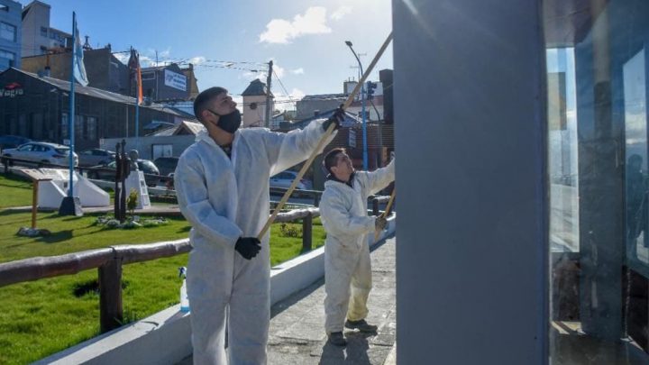 PERSONAL DE UISE REALIZA LA LIMPIEZA DE GARITAS DE COLECTIVOS