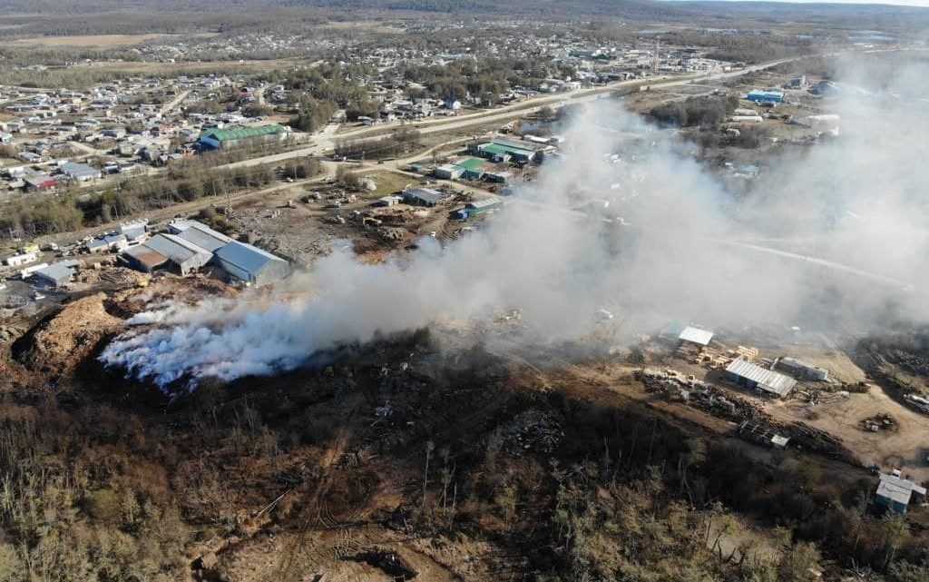 DEFENSA CIVIL DE USHUAIA SUMÓ PROFESIONALES Y EQUIPAMIENTO AL COMBATE DEL FUEGO EN EL ASERRADERO “EL LITORAL”