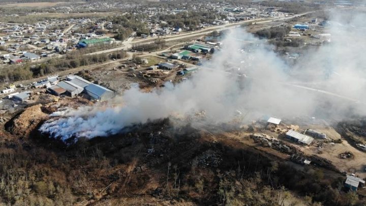 DEFENSA CIVIL DE USHUAIA SUMÓ PROFESIONALES Y EQUIPAMIENTO AL COMBATE DEL FUEGO EN EL ASERRADERO “EL LITORAL”