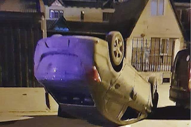 Choco a dos vehículos estacionados, volcó y dejaron el auto abandonado Choco a dos vehículos estacionados, volcó y dejaron el auto abandonado