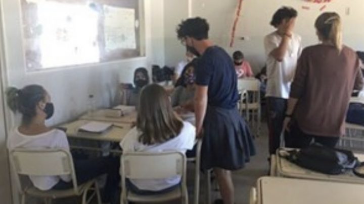 No lo dejaban ir en pantalón corto a la escuela y asistió en pollera por el calor