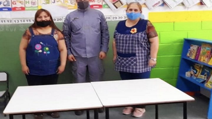 El Servicio Penitenciario donó mesitas hechas por presos a un jardín de la ciudad