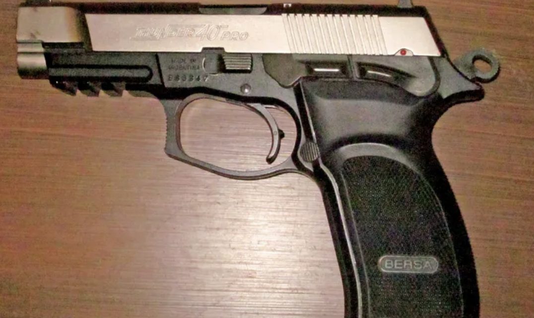 Nena jugaba con la pistola de su papá policía y se mató de un balazo