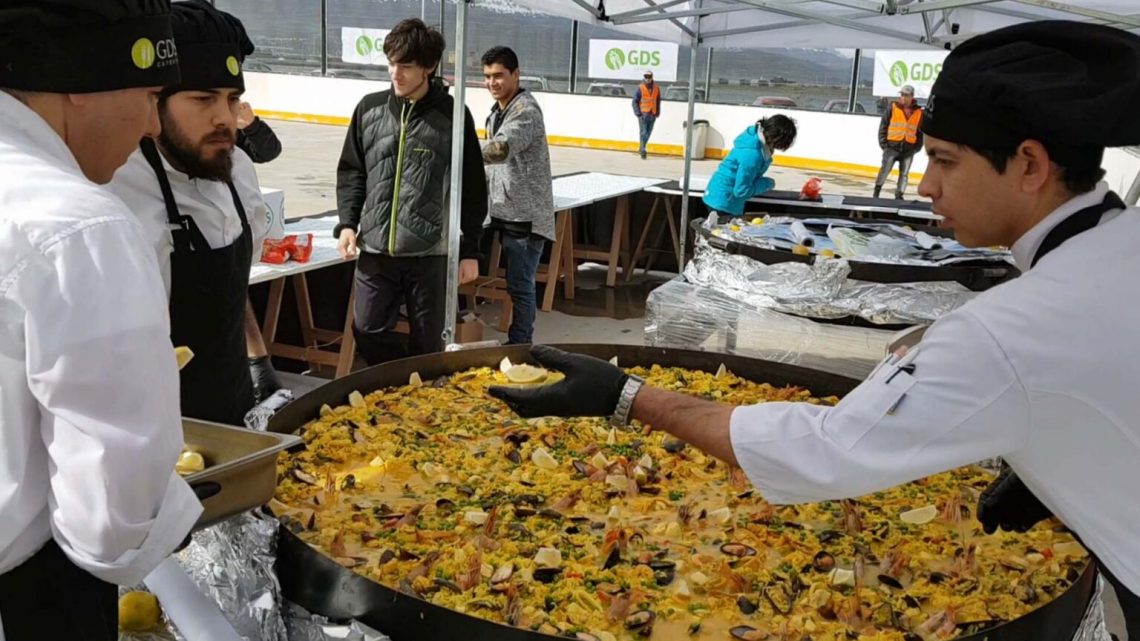 12 de Octubre: Habrá paella popular en la ciudad de Ushuaia y por la noche actuarán los Tekis