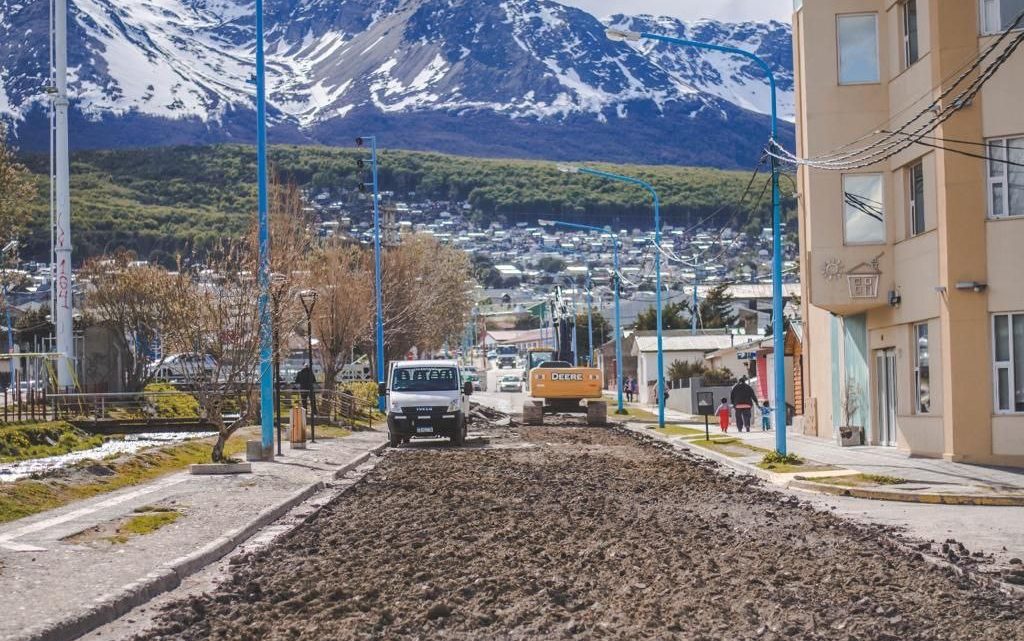 LA MUNICIPALIDAD DE USHUAIA COMIENZA TRABAJOS DE REPAVIMENTADO EN LA CALLE DAMIANA FIQUE
