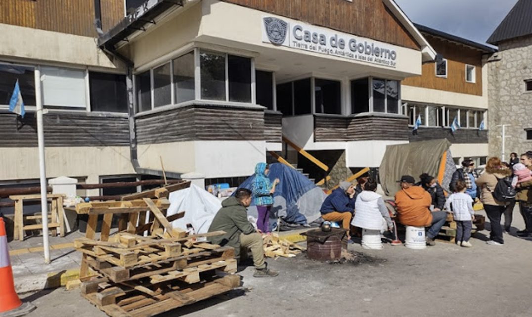 Acampe frente a Casa de Gobierno, reclaman viviendas