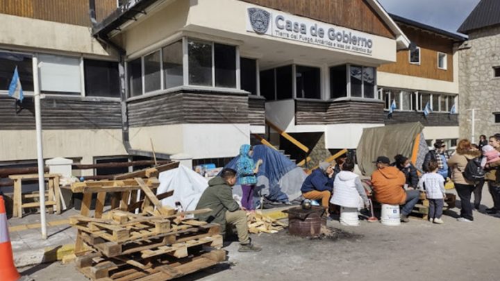 Acampe frente a Casa de Gobierno, reclaman viviendas