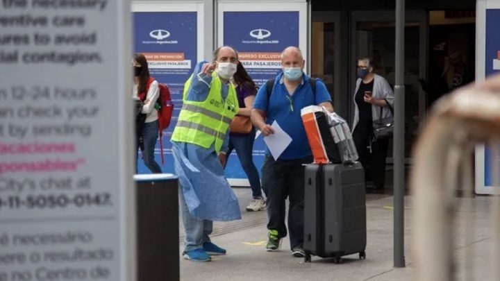 Desde el 19 de octubre levantan los cupos para pasajeros que regresan al país en avión