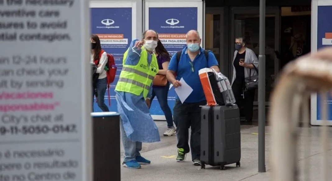 Desde el 19 de octubre levantan los cupos para pasajeros que regresan al país en avión