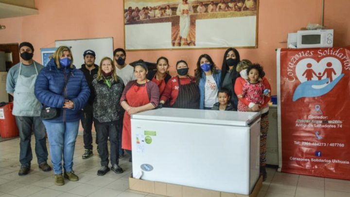 Entrega de electrodomésticos y otros elementos a comedor y una emprendedora de Ushuaia