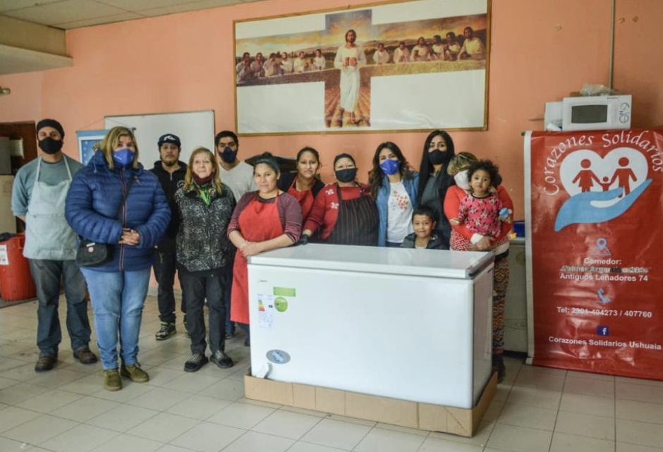 Entrega de electrodomésticos y otros elementos a comedor y una emprendedora de Ushuaia Entrega de electrodomésticos y otros elementos a comedor y una emprendedora de Ushuaia