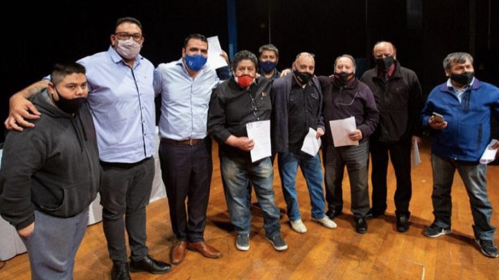 El intendente Vuoto entregó los primeros 50 decretos de titularidad a remiseros de la ciudad