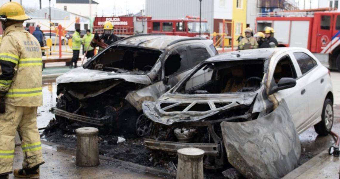 LOS CHICOS JUGABAN CON BRASAS DEL ASADO MAL APAGADO DEL VECINO Y PROVOCARON EL INCENDIO LOS CHICOS JUGABAN CON BRASAS DEL ASADO MAL APAGADO DEL VECINO Y PROVOCARON EL INCENDIO