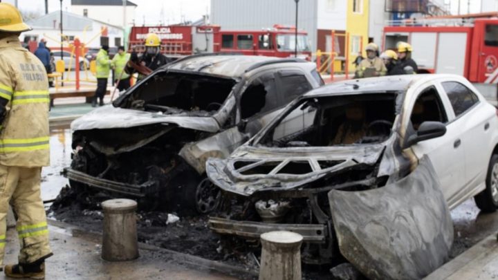 LOS CHICOS JUGABAN CON BRASAS DEL ASADO MAL APAGADO DEL VECINO Y PROVOCARON EL INCENDIO