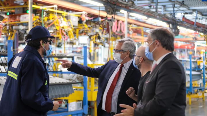 El Presidente visitó la automotriz Stellantis, que sumó un segundo turno de producción de vehículos y 475 nuevos trabajadores