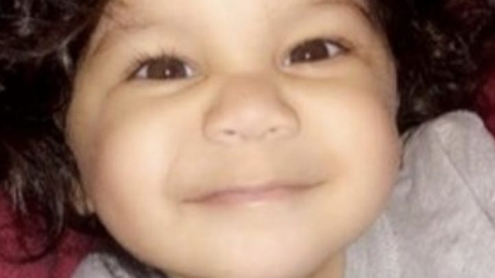 Un nene de 3 años saltaba sobre una cama, cayó por la ventana del departamento y murió