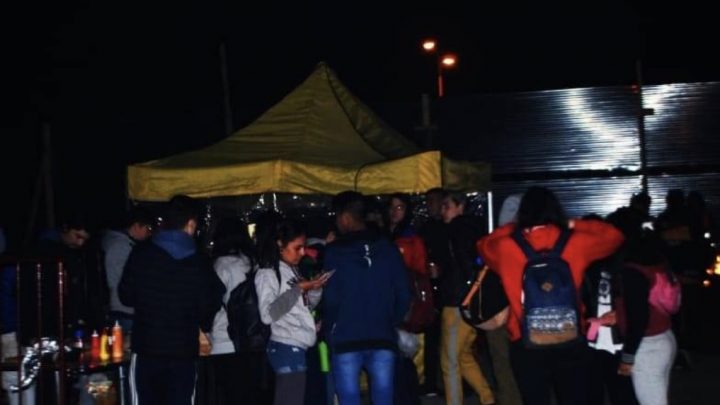 Dos jóvenes en estado de ebriedad en la primera noche de serenata