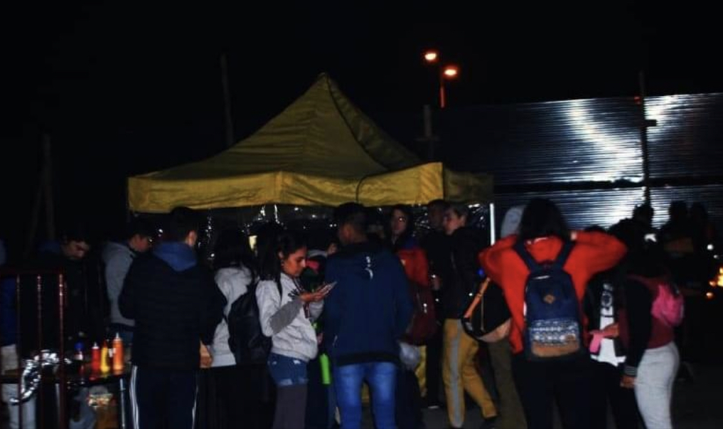 Dos jóvenes en estado de ebriedad en la primera noche de serenata