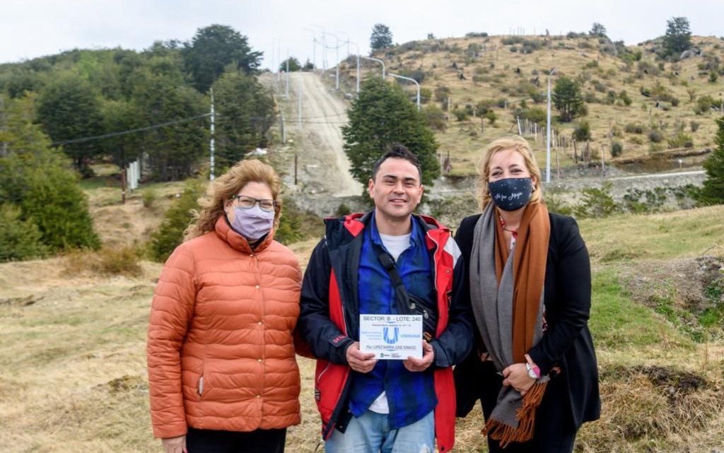YUTROVIC ACOMPAÑÓ LA ENTREGA DE 33 LOTES DE LA URBANIZACIÓN SAN MARTÍN