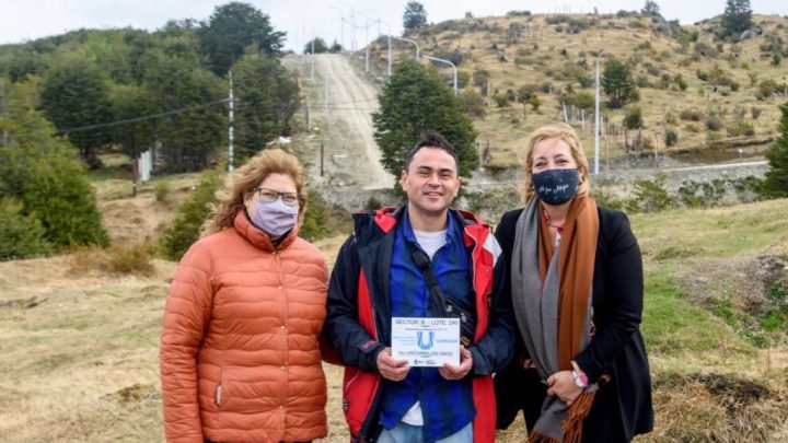 YUTROVIC ACOMPAÑÓ LA ENTREGA DE 33 LOTES DE LA URBANIZACIÓN SAN MARTÍN