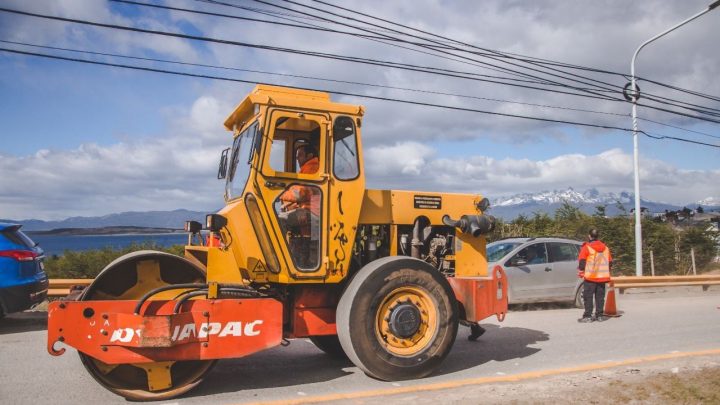 USHUAIA: PERSONAL MUNICIPAL REALIZÓ BACHEO Y REPAVIMENTACIÓN EN AVENIDA HÉROES DE MALVINAS