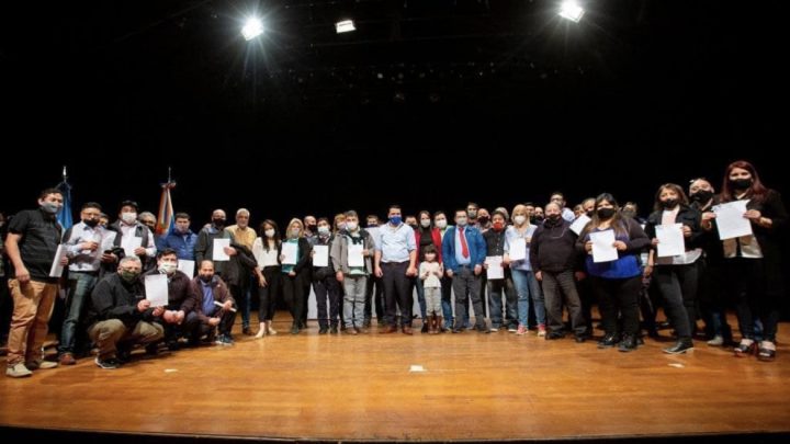 Vuoto Entregó 50 Decretos De Titularidad A Remiseros