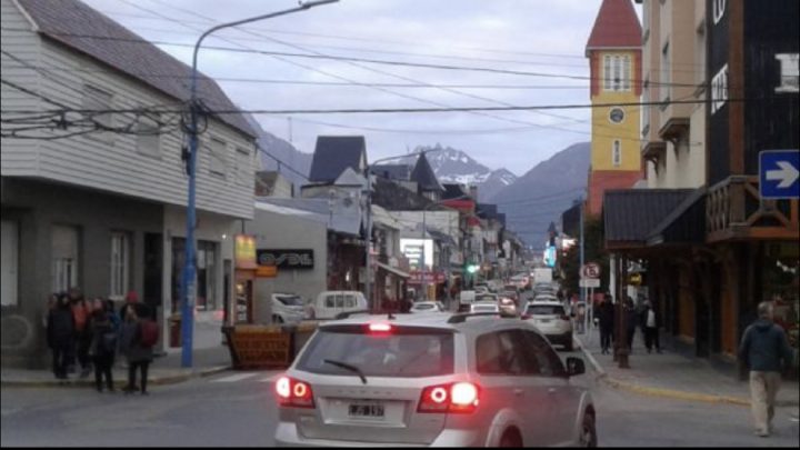 En pleno centro de Ushuaia: se le acercó con una botella de vino, le ofreció «droga» y lo amenazó
