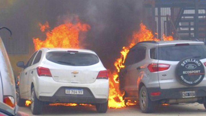 Peritos determinaron que el incendio de dos vehículos fue intencional