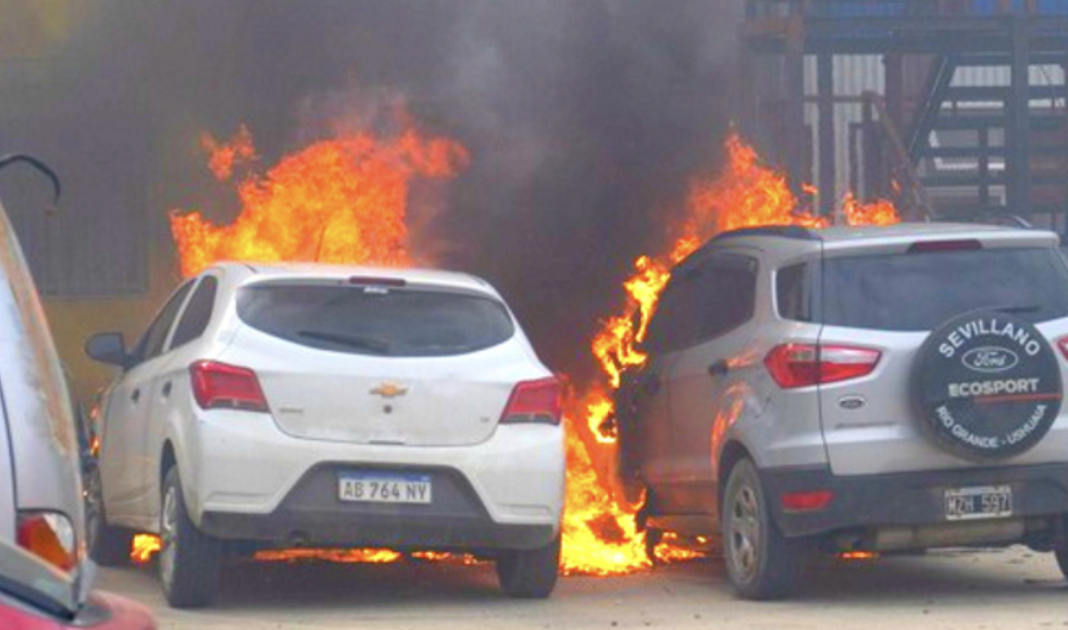Peritos determinaron que el incendio de dos vehículos fue intencional