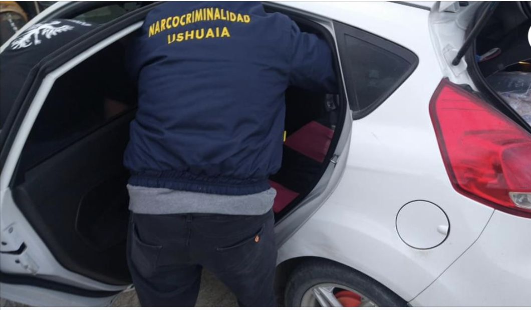 Turistas bonaerenses fueron descubiertos “pagando” compras con dólares falsos Turistas bonaerenses fueron descubiertos “pagando” compras con dólares falsos
