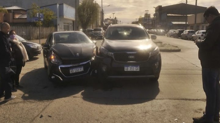 Dos choques, con una mujer trasladada al Hospital