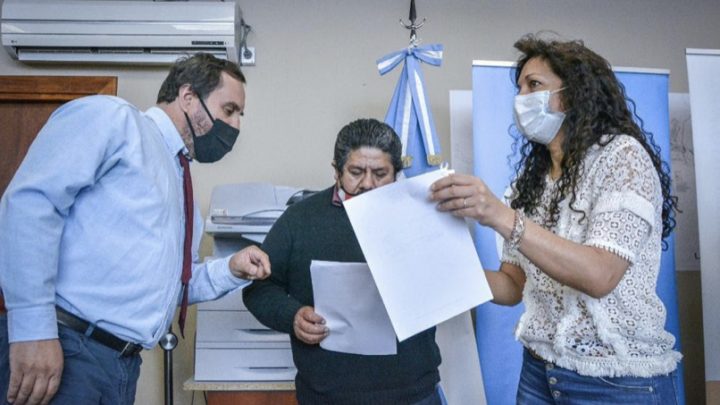 El Municipio de Ushuaia entregó 25 nuevos decretos de titularidad de licencias de remises