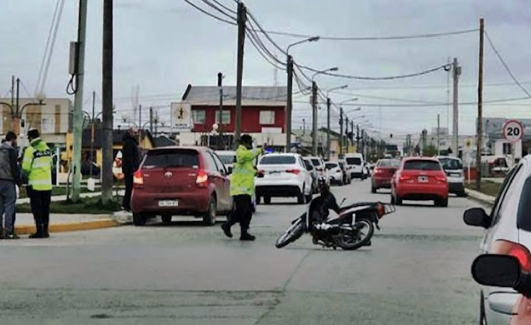 Dos choques entre automóviles y motocicletas