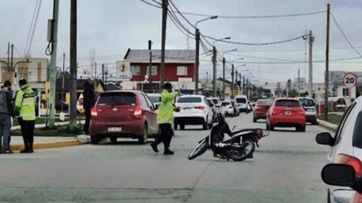 Dos choques entre automóviles y motocicletas