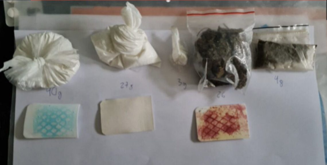 Detuvieron a 3 hermanos por venta de drogas, pero quedaron todos libres Detuvieron a 3 hermanos por venta de drogas, pero quedaron todos libres