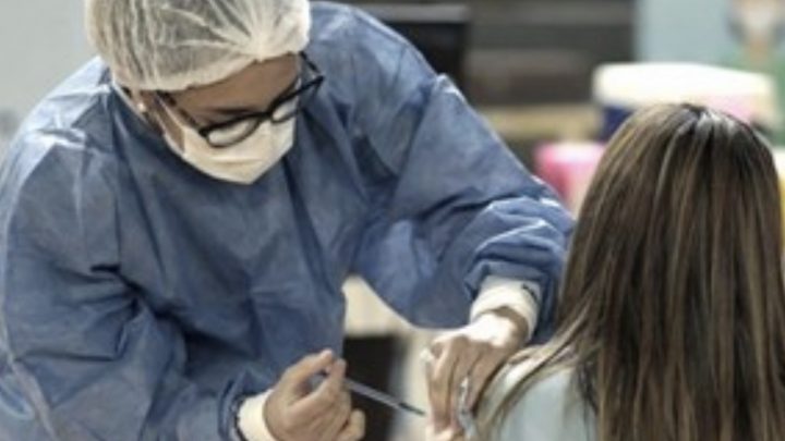 La mitad de la población argentina ya tiene las dos dosis de la vacuna