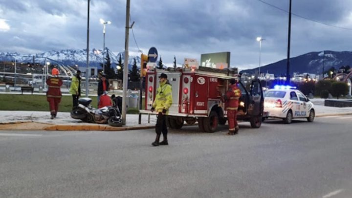 Motociclista choco contra una columna de alumbrado
