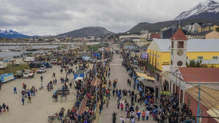 El desfile aniversario de Ushuaia fue la fiesta popular del reencuentro de los vecinos