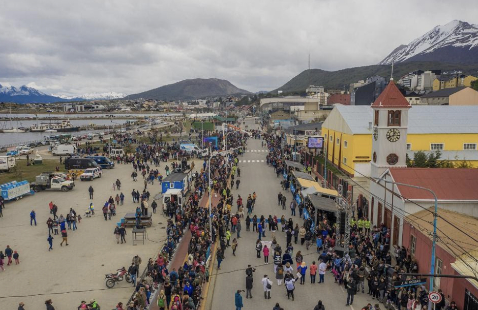 El desfile aniversario de Ushuaia fue la fiesta popular del reencuentro de los vecinos El desfile aniversario de Ushuaia fue la fiesta popular del reencuentro de los vecinos