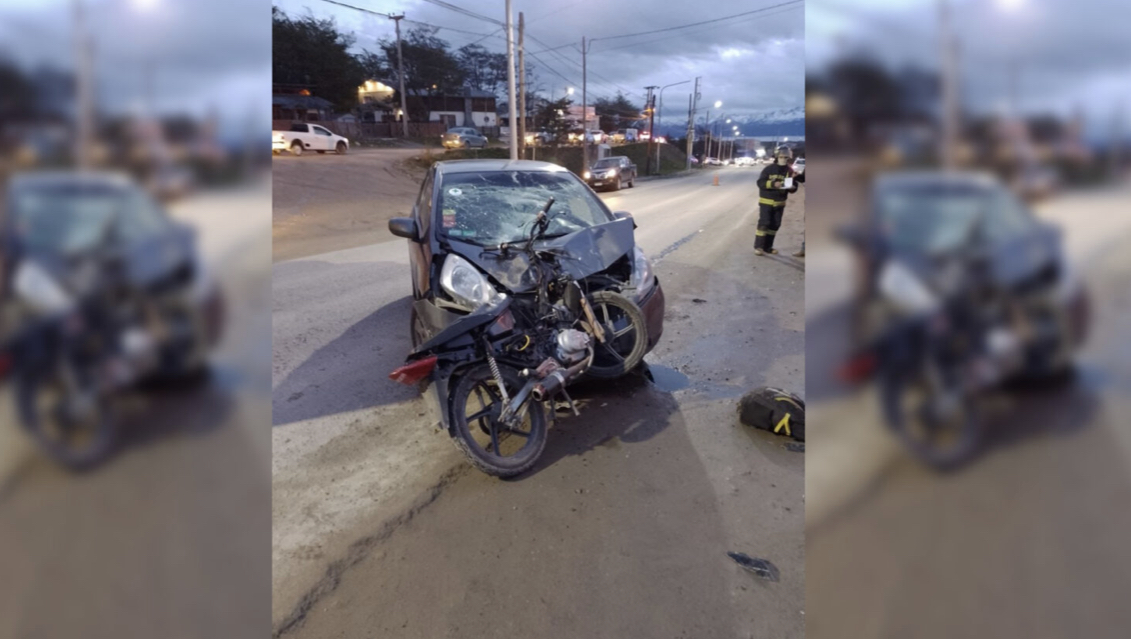 Choque entre un auto y una moto arroja saldo de un herido