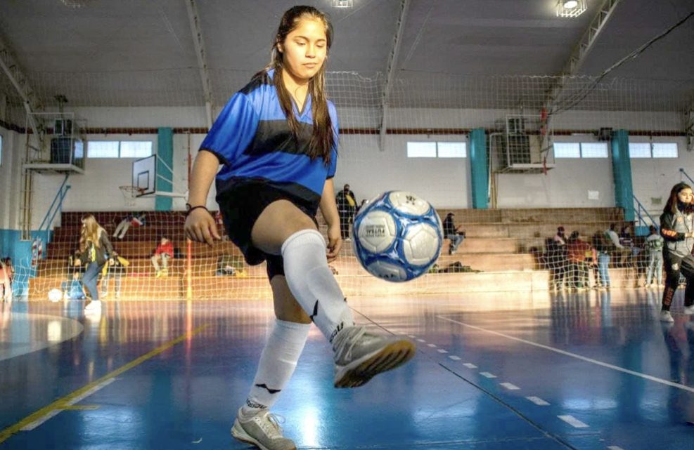 El Municipio e YPF entregaron material deportivo a clubes de futsal femeninos
