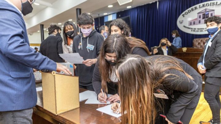 La vicegobernadora Urquiza celebró el regreso de la presencialidad al Parlamento juvenil del MERCOSUR