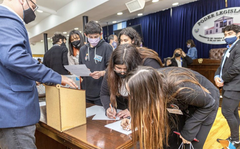 La vicegobernadora Urquiza celebró el regreso de la presencialidad al Parlamento juvenil del MERCOSUR La vicegobernadora Urquiza celebró el regreso de la presencialidad al Parlamento juvenil del MERCOSUR