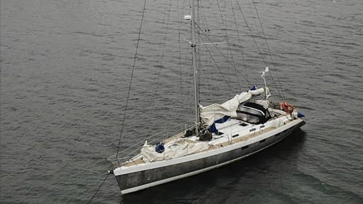Una embarcación a la deriva, un exCadillac, 37 kilos de cocaína y un muerto