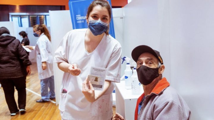 Aplicarán una dosis adicional a mayores de 60 años con Sinopharm