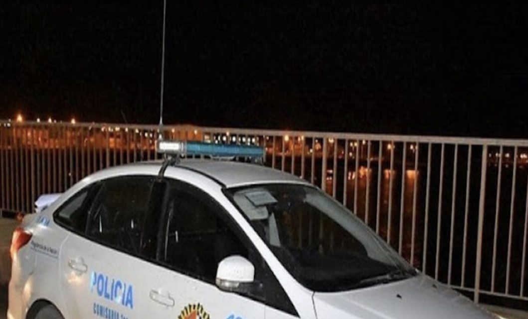 Se tiro al rio desde el Puente Mosconi con marea baja y debieron rescatarlo Se tiro al rio desde el Puente Mosconi con marea baja y debieron rescatarlo