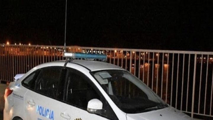 Se tiro al rio desde el Puente Mosconi con marea baja y debieron rescatarlo