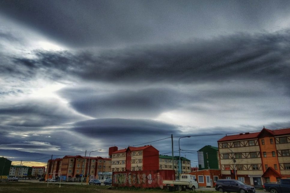 El viento en Río Grande rozó los 120 km/h, continúa el alerta amarilla